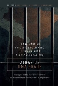 Atrás de uma grade